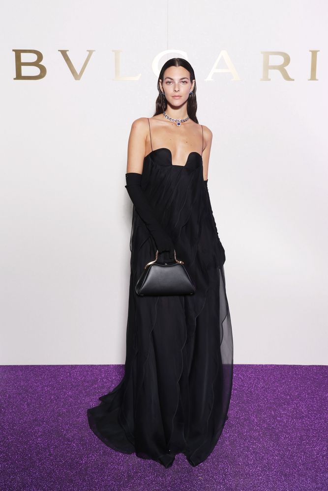 Vittoria Ceretti拎著宝格丽全新Serpenti Forever Top Handle手提包，走优雅性感路线。品牌提供