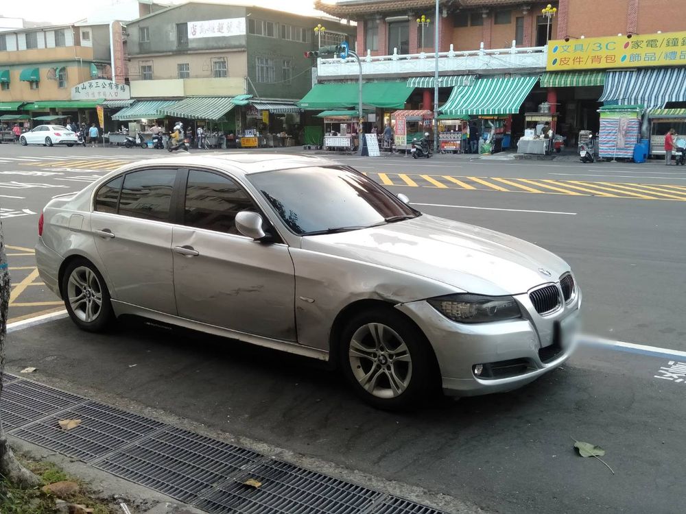 颜男涉租这辆BMW轿车未还遭告侵占。读者提供