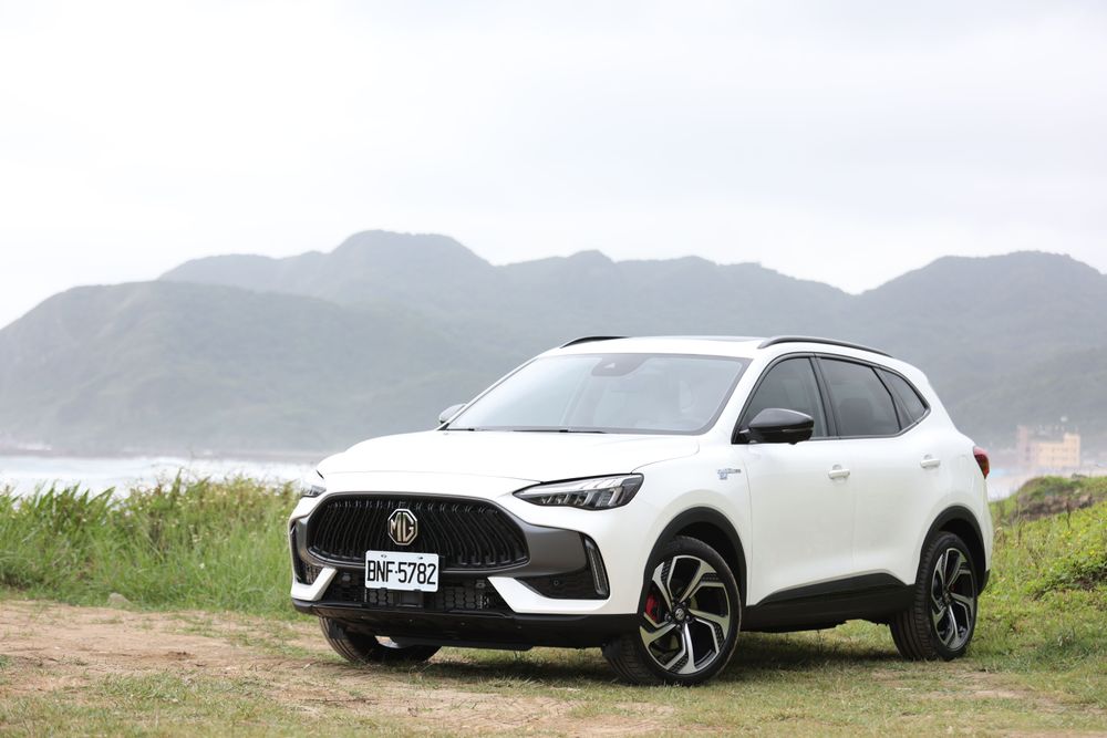 近日剛上市的MG HS PHEV插電式油電休旅，以高標的配備主打高CP值訴求，在國產休旅市場掀起熱潮，新車售價118.9萬元。翁玉信攝