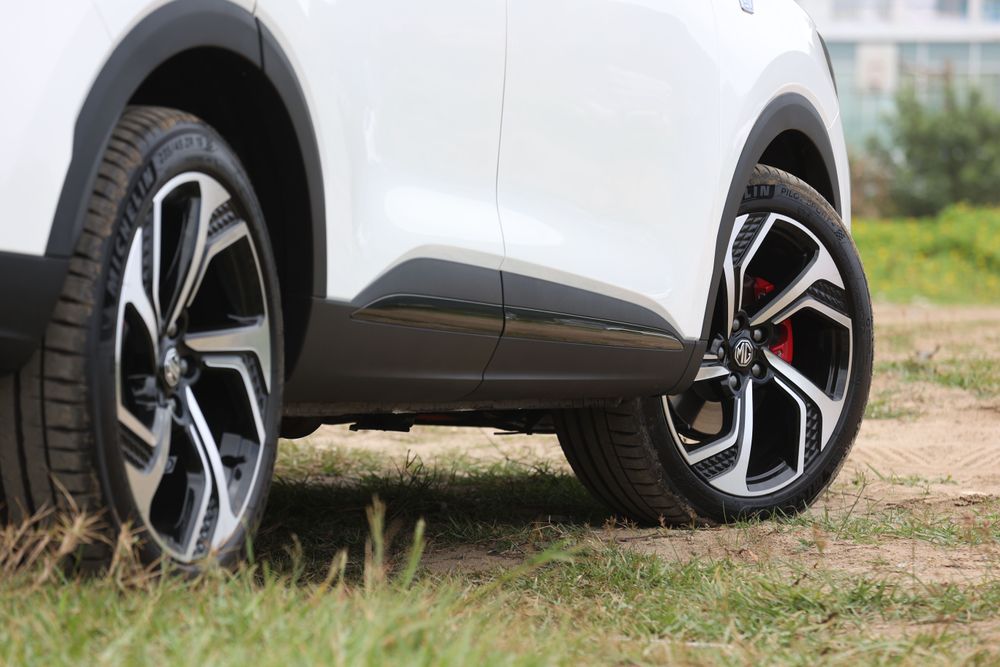 為了因應更強大的性能，HS PHEV配上大一號的19吋戰斧式輪圈。翁玉信攝