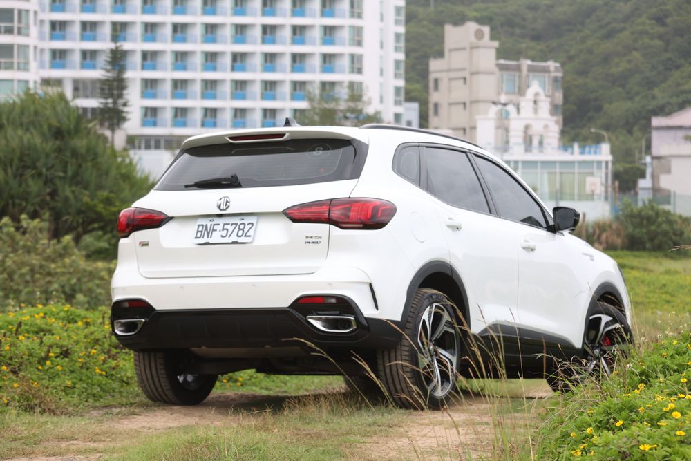 車尾依然配上立體式全LED尾燈、雙出排氣尾管，並且在葉子板及尾門加入專屬銘牌識別。翁玉信攝