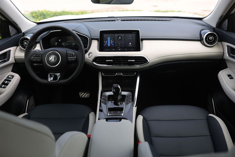 PHEV專屬，不需加價即可選配的冰峰白內裝主題，讓整體氛圍更有豪華運動休旅車架式。翁玉信攝