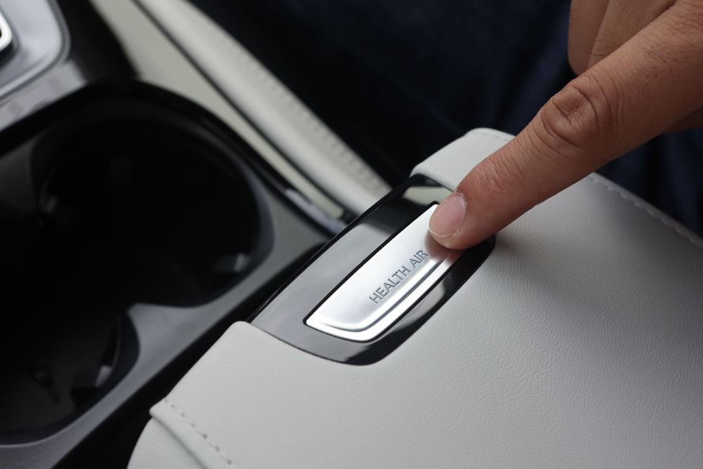 空氣清淨器就內建在中央扶手上蓋，按下按鈕後就能啟動，並且與中央螢幕連動可監測車內空氣品質。翁玉信攝