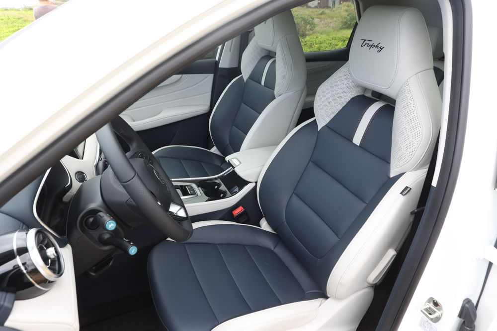 雙前座一體式跑車椅視覺質感優異，提供駕駛座六向、副駕駛座四向電動調整，並均附有加熱功能。翁玉信攝