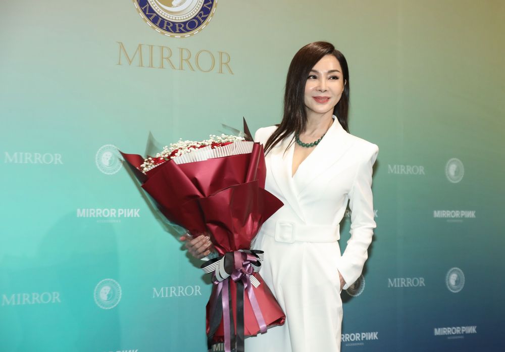 陳美鳳今出席拍賣會收到一束鮮花。鄭孟晃攝