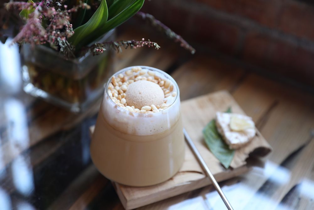 加入米麩與米香粒的咖啡口感層次豐富。黃盈甄攝