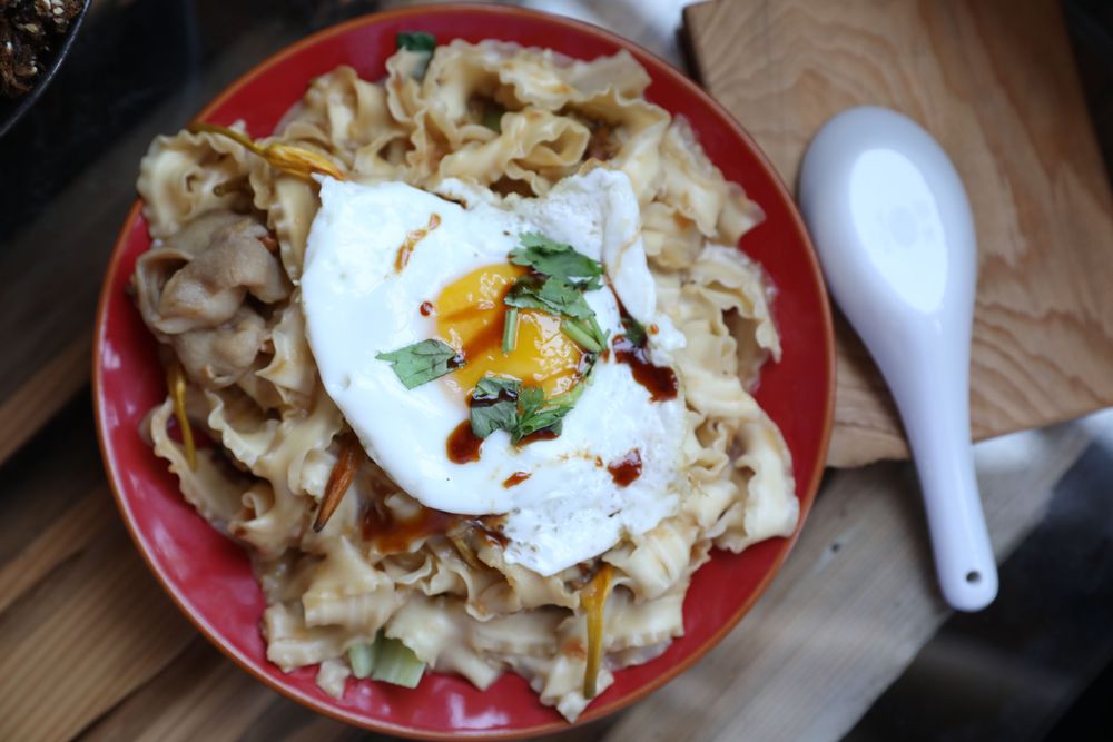 喜愛麵食的人可選擇「金針波浪蛋拌麵」，同樣有滋有味。黃盈甄攝