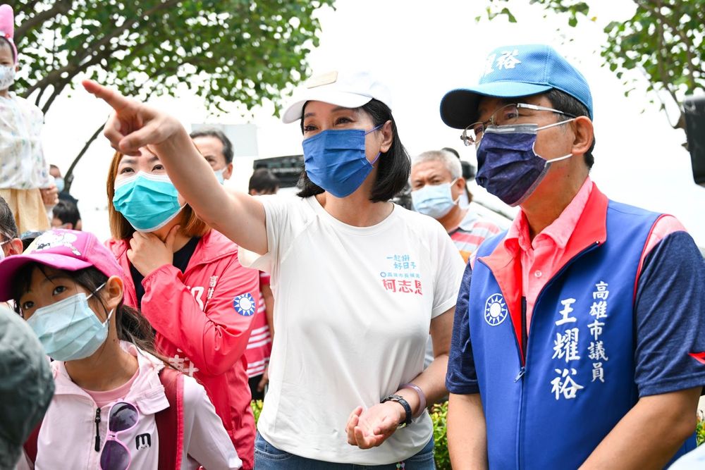 柯志恩在國民黨議員同陪下拜會地方。柯辦提供
