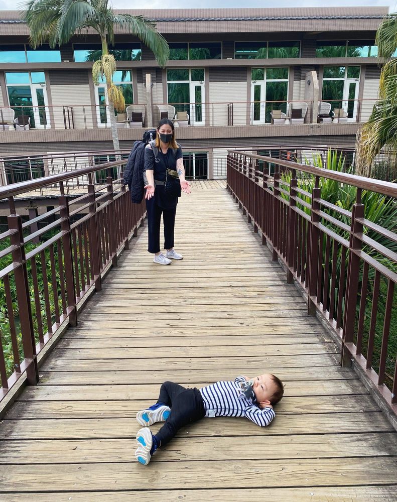 日期:2021年11月30日(1Y3M) 地點:六福村六福莊 躺地事由:「我不要移動!」。引自歐陽靖臉書