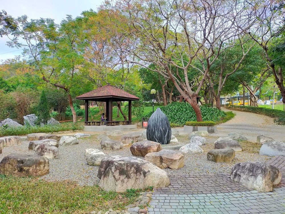 中市開放鰲峰山公園中秋烤肉,現場石桌椅可利用。中市建設局提供