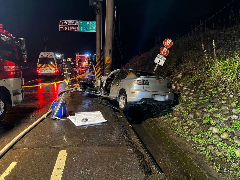 轎車撞上電線桿,警消封鎖現場。翻攝畫面