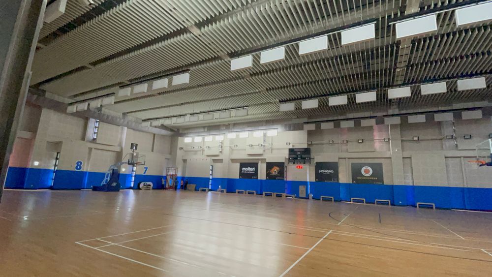 二樓籃球場空無一人。張沛森攝