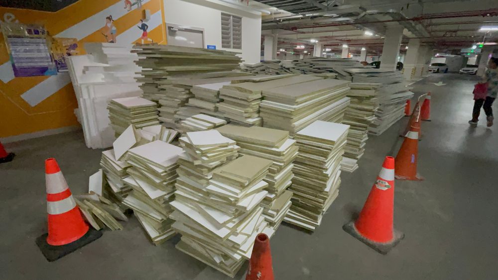 地下室停車場堆放5樓羽球館崩塌清除的障板。張沛森攝