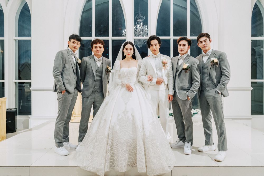 《角頭2》演員洪聆翔與美妝部落客夏曼娣（中）昨補辦婚禮，席開30桌。美式生活婚禮婚紗提供