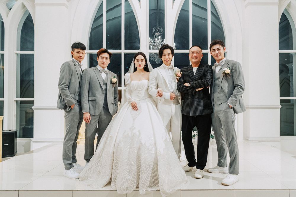 新郎洪聆翔的叔叔是知名經紀人辛誌諭（右二）。美式生活婚禮婚紗提供