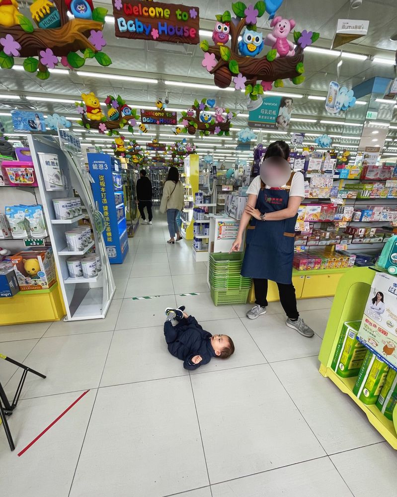 日期:2022年04月03日(1Y7M)地點:樂兒屋 躺地事由:很舒服所以躺,而且要脫鞋。.引自歐陽靖臉書