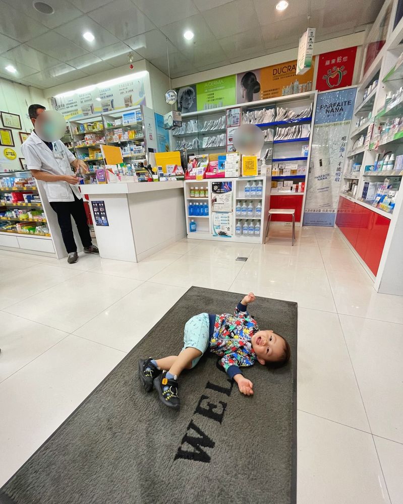 日期:2022年04月17日(1Y8M)地點:蘋果藥局 躺地事由:「抗議!媽媽不讓我在地墊上翻跟斗!」引自歐陽靖臉書