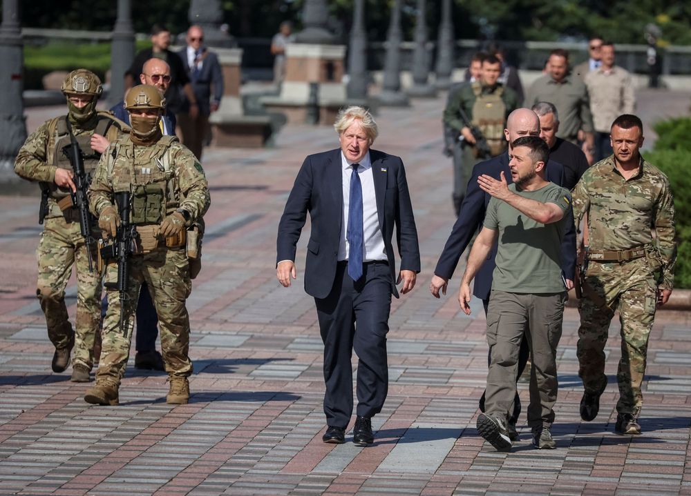 英國首相強生卸任前，第三度造訪基輔，對烏克蘭表達支持之意。路透社