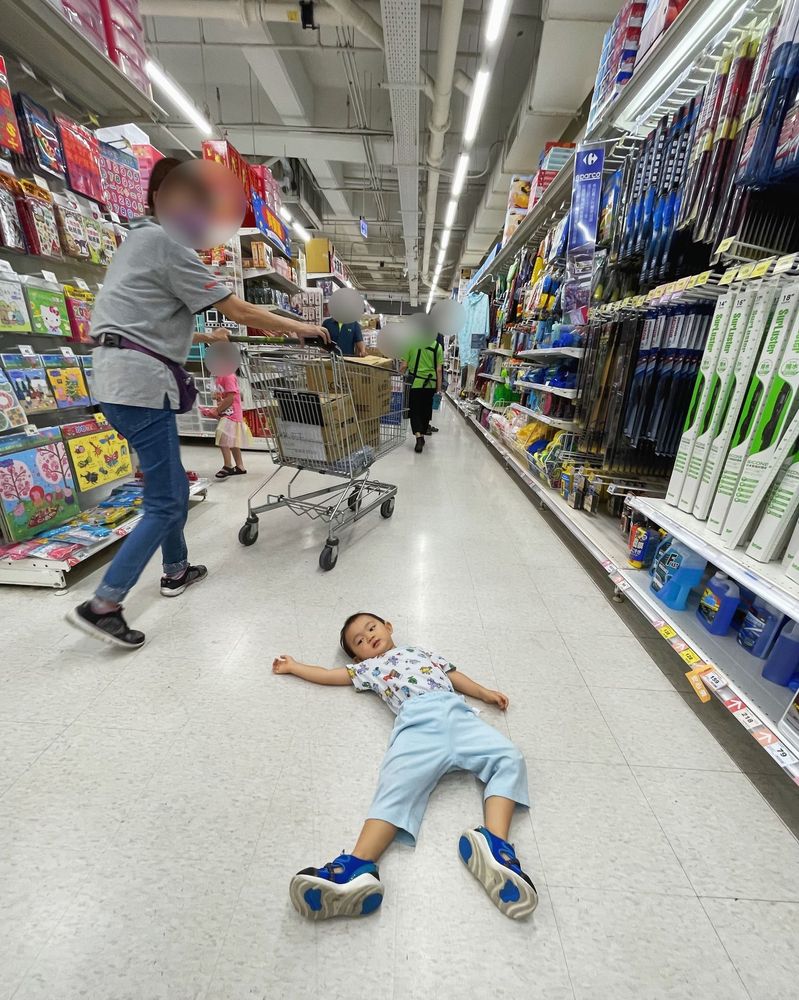 日期:2022年08月28日(2Y0M)地點:家樂福 躺地事由:「抗議!媽媽不抱抱!」引自歐陽靖臉書