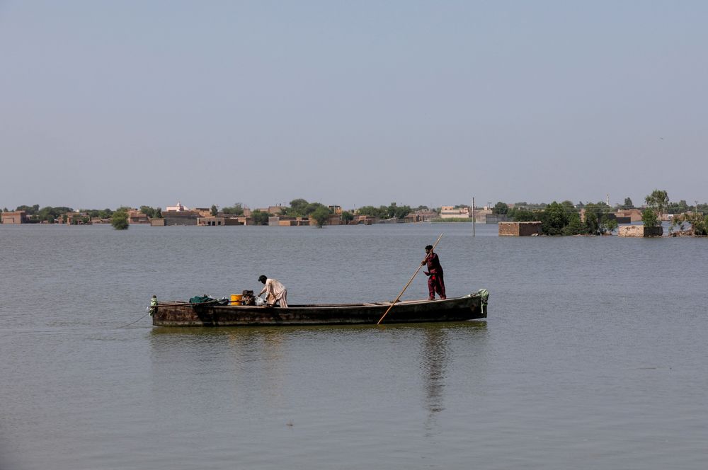 巴基斯坦民众在原本是陆地的地方行舟。路透
