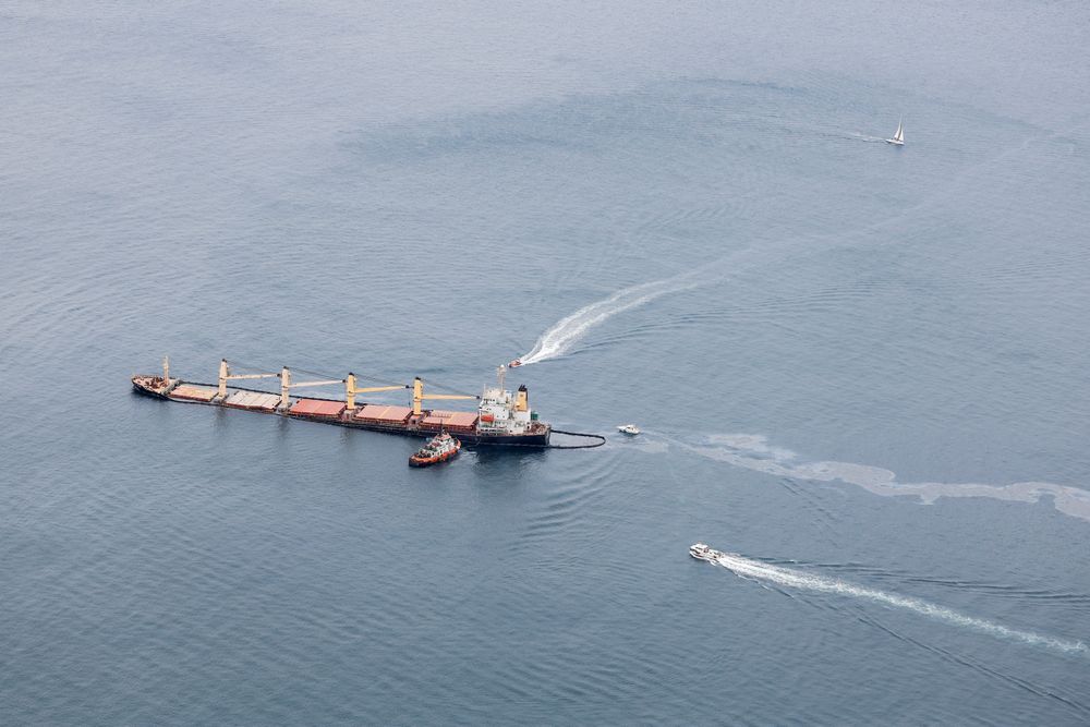 油輪持續擱淺於直布羅陀進海，海面漏油痕跡明顯。路透