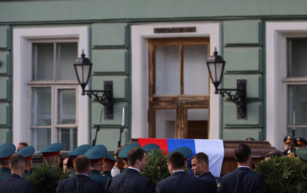 戈巴契夫的灵柩上覆盖俄罗斯三色国旗。路透社