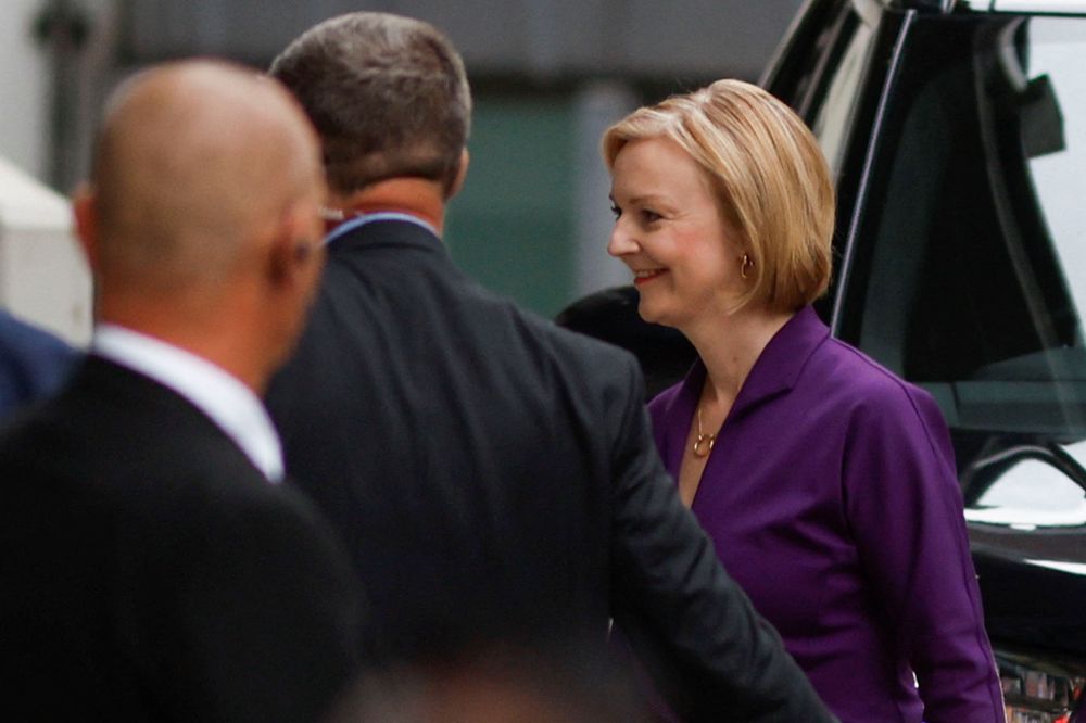 英國外相特拉斯5日抵達位於倫敦的英國女王伊麗莎二世中心，笑容滿面。路透社