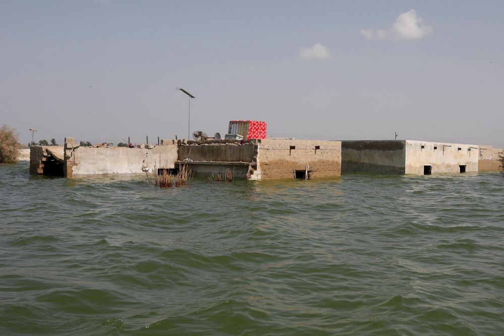 信德省賽萬鎮一處湖畔民宅6日幾乎滅頂。路透社