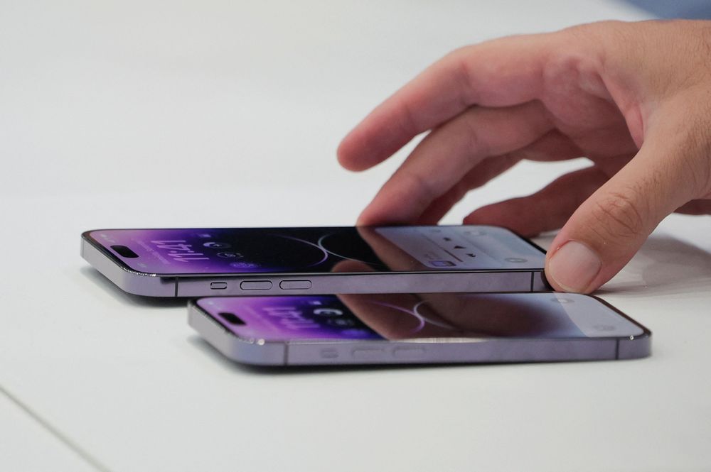 iPhone14 Pro和Pro Max剪掉瀏海沒剪劉海，共有太空黑、銀色、金色和新色深紫色。路透社