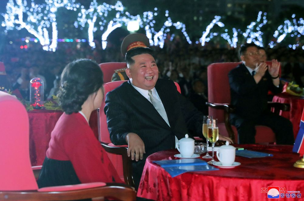金正恩8日在晚會觀看表演，露出欣慰笑容。路透社