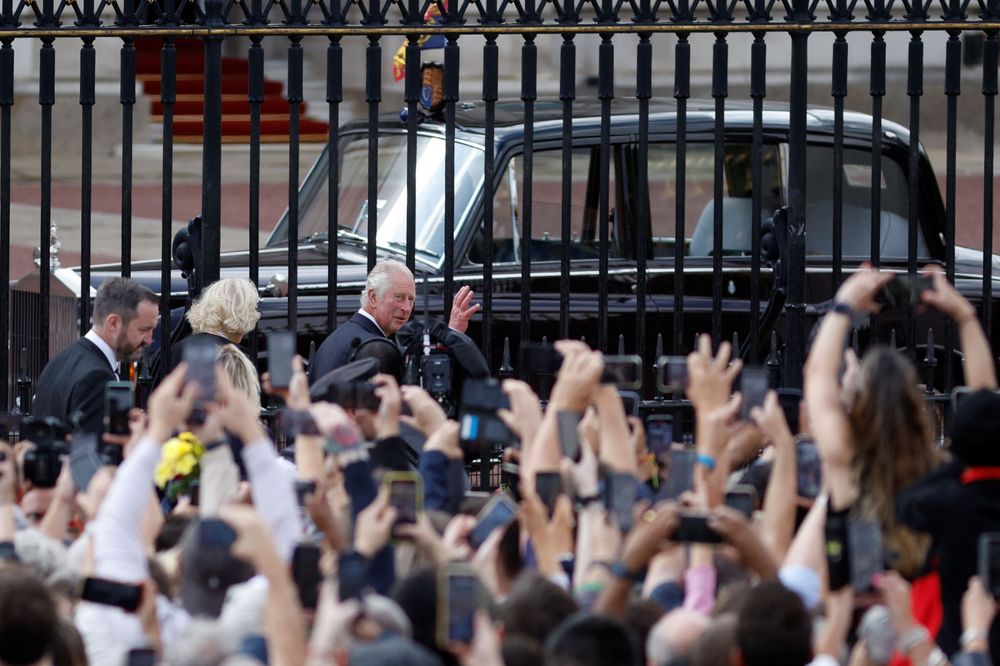 民眾等候在白金漢宮外，對查理國王和卡蜜拉給予熱烈歡迎。路透社