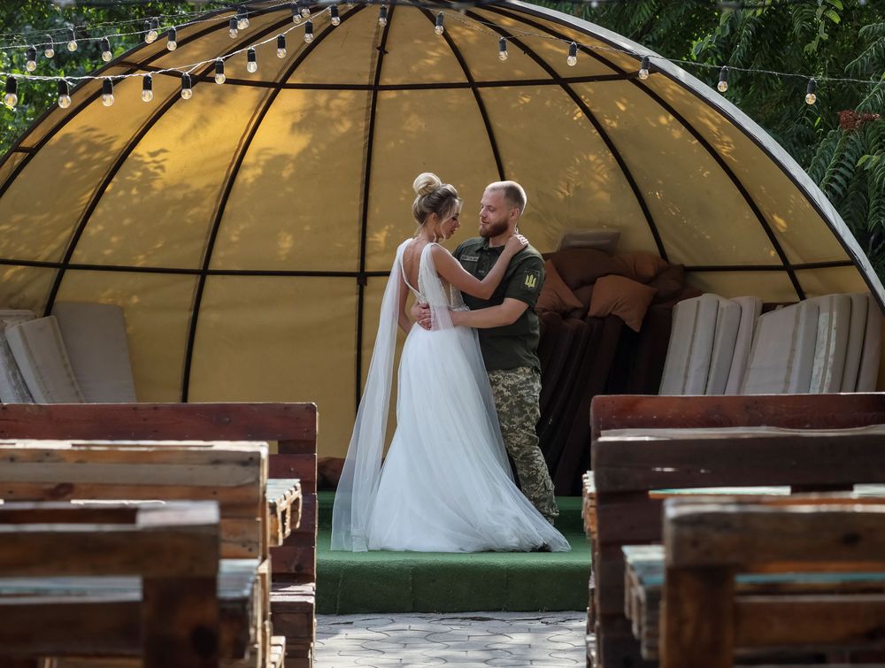 烏克蘭士兵與身穿白紗的新婚妻子在聶伯城一處公園的空蕩舞台上翩然起舞。路透社