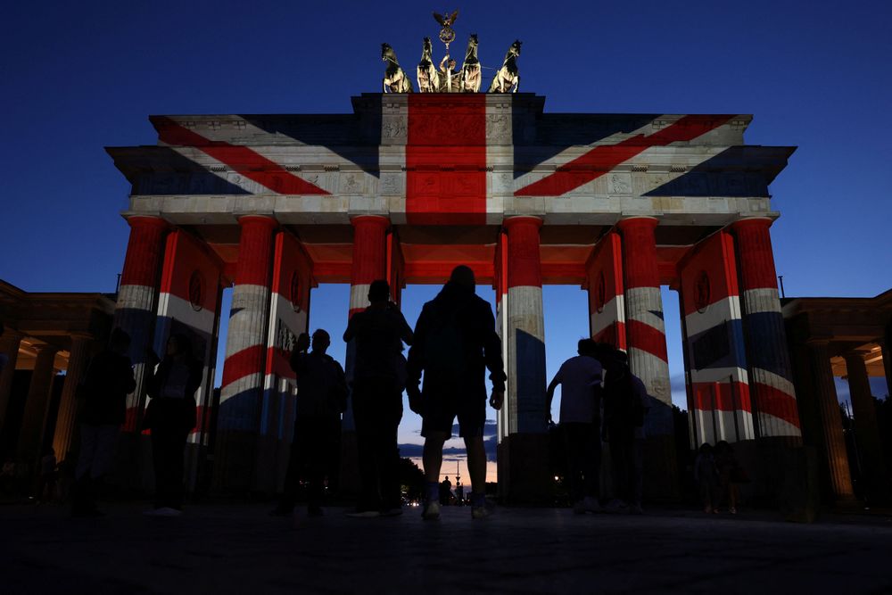 柏林地標布蘭登堡門上出現燈光投射的英國國旗。路透社
