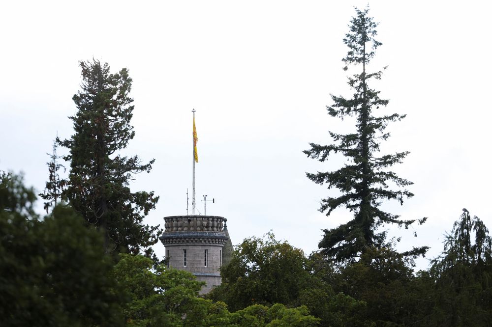 巴爾莫勒爾堡的英國國旗10日已恢復正常高度。路透社