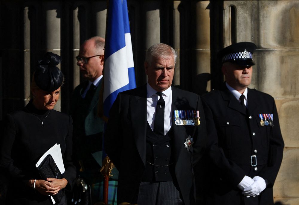 路透報導，性侵醜聞纏身的安德魯王子被允許穿著軍服參加在西敏廳的最終守夜。路透社