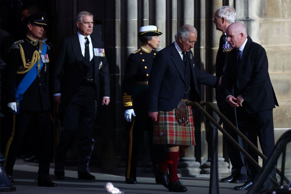 查理三世（右三）與妹妹安妮公主（左三）、弟弟安德魯王子（左二）與愛德華王子（左一）12日參與母親的守靈儀式後離場。路透社