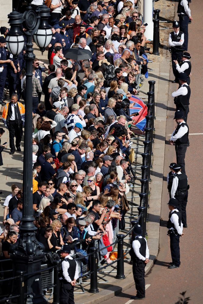 排隊人龍已綿延超過4公里。路透社