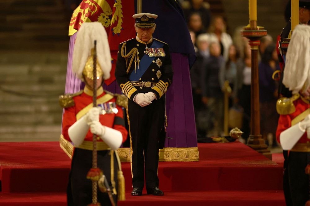 查理低頭默禱。路透社