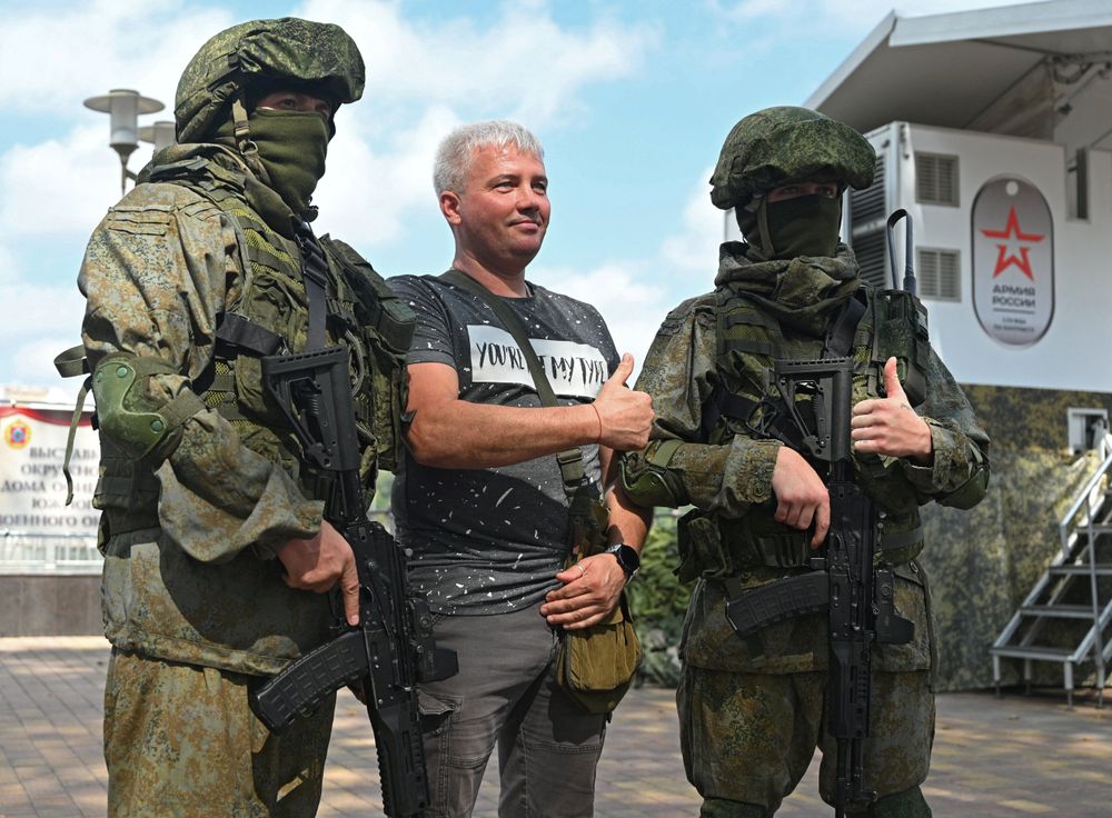 俄國大兵成了拍照的最佳布景。路透社