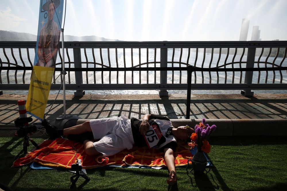 有參加者放鬆呼呼大睡。路透社