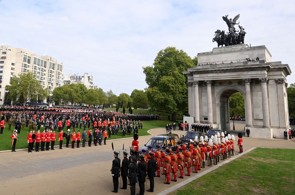送葬隊伍抵達威靈頓拱門。路透社
