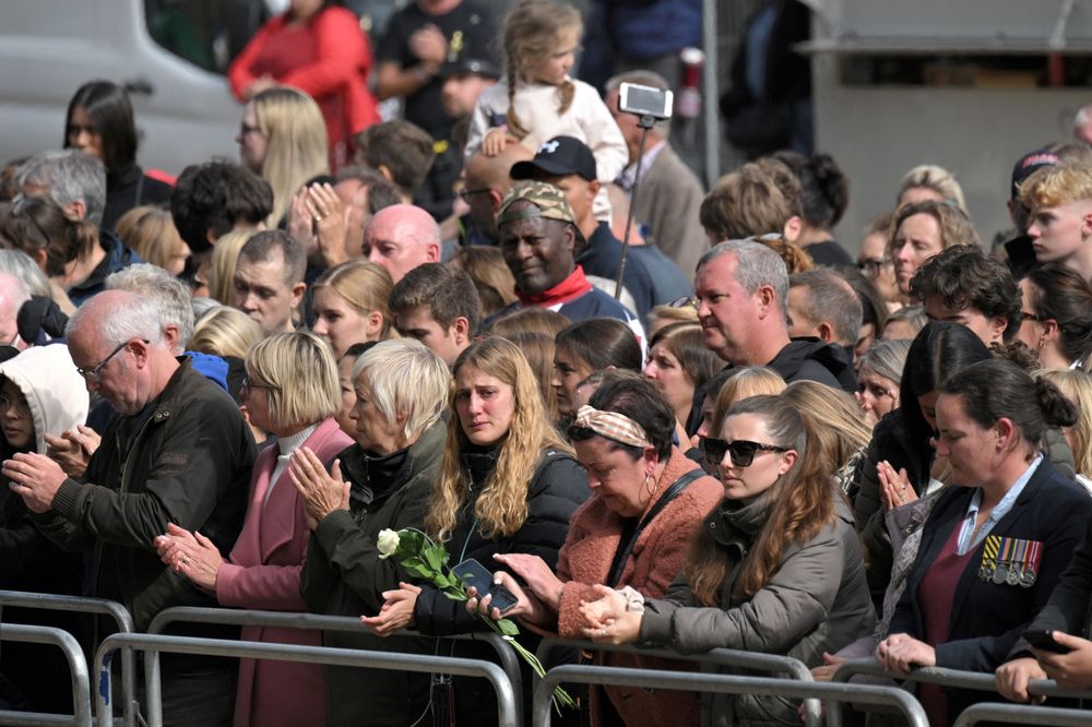 民眾聚集在倫敦街頭目送女王靈柩。路透社
