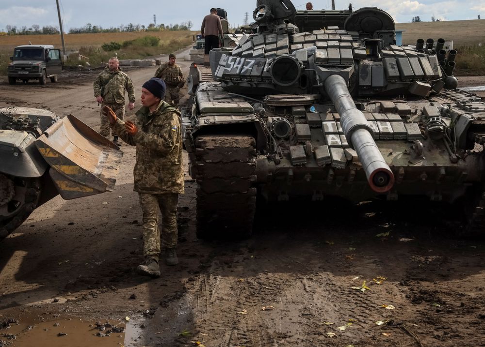 烏克蘭士兵檢查遭摧毀的俄軍坦克。路透社