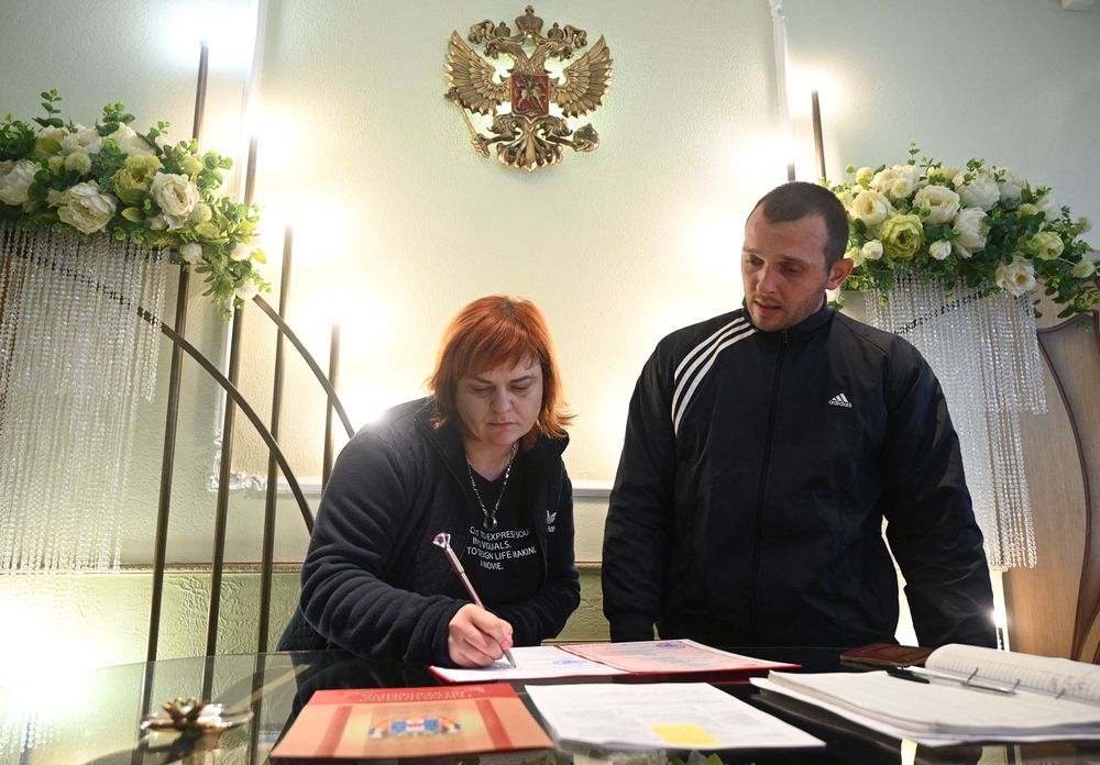 接獲徵召令的安德瑞（右）前往軍事基地之前，先與尤莉雅登記結婚。路透社