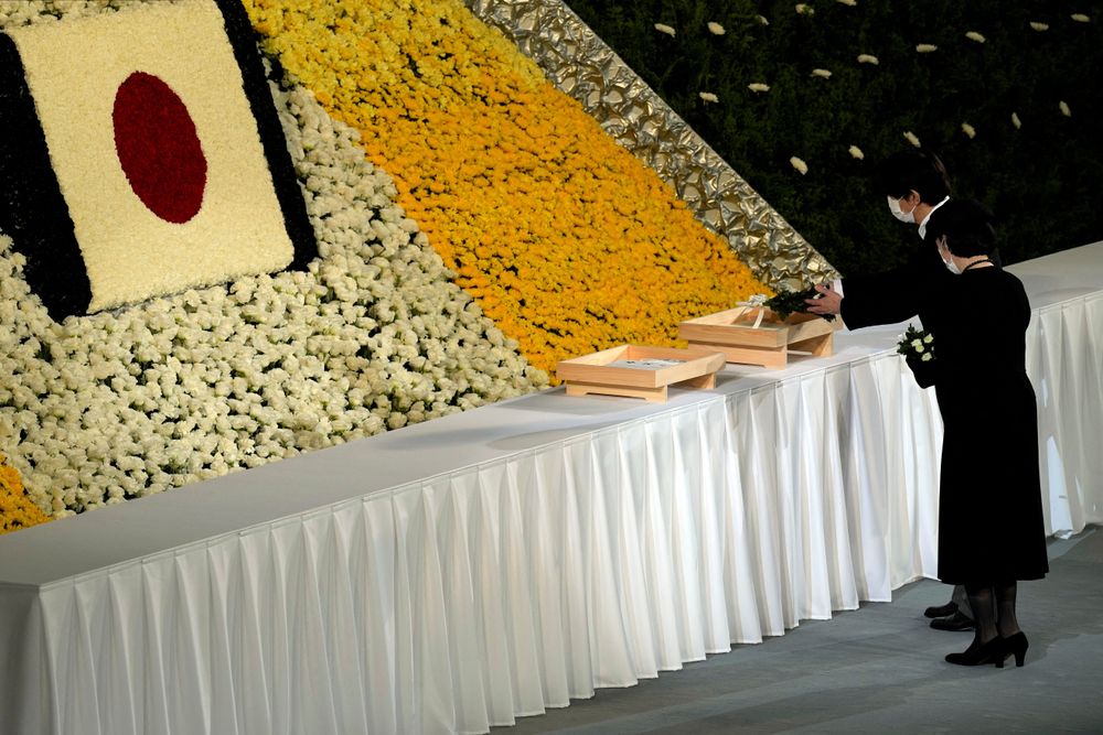 文仁親王與紀子妃上台獻花致意。路透社