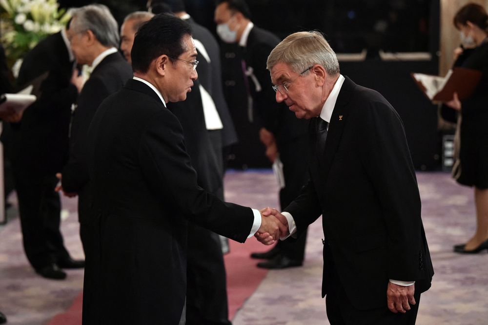 安倍國葬儀式結束後，日相岸田文雄在赤坂迎賓館招待巴赫等出席代表。路透社