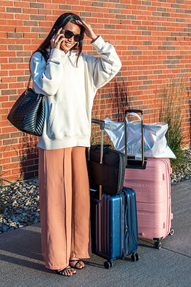 道娜達翁28日抵達加拿大東部愛德華王子島的查洛頓時，身邊行李並不多。路透社