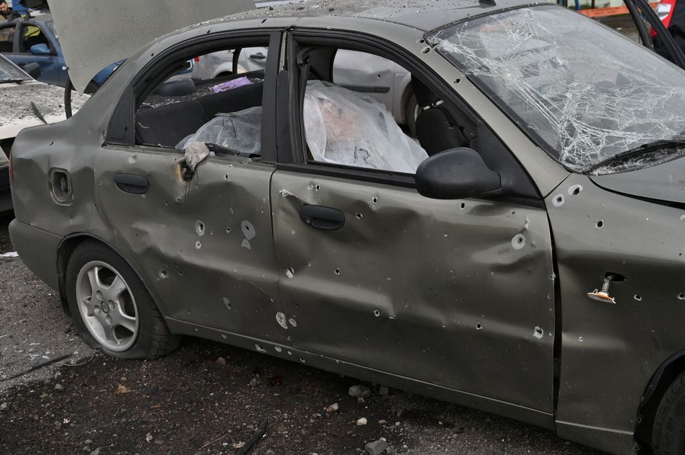 車輛遭炸彈碎片波及，損毀嚴重。路透社