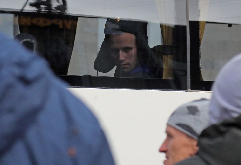 一批批役男服從國家動員令接受徵召的景象，人權律師心焦不已。路透社