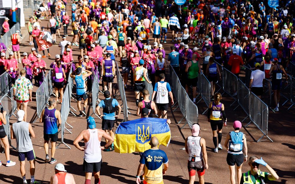 倫敦馬拉松今年因疫情延至10月舉行，2日賽場有不少參賽者身穿烏克蘭國旗色的運動衣上場。路透社
